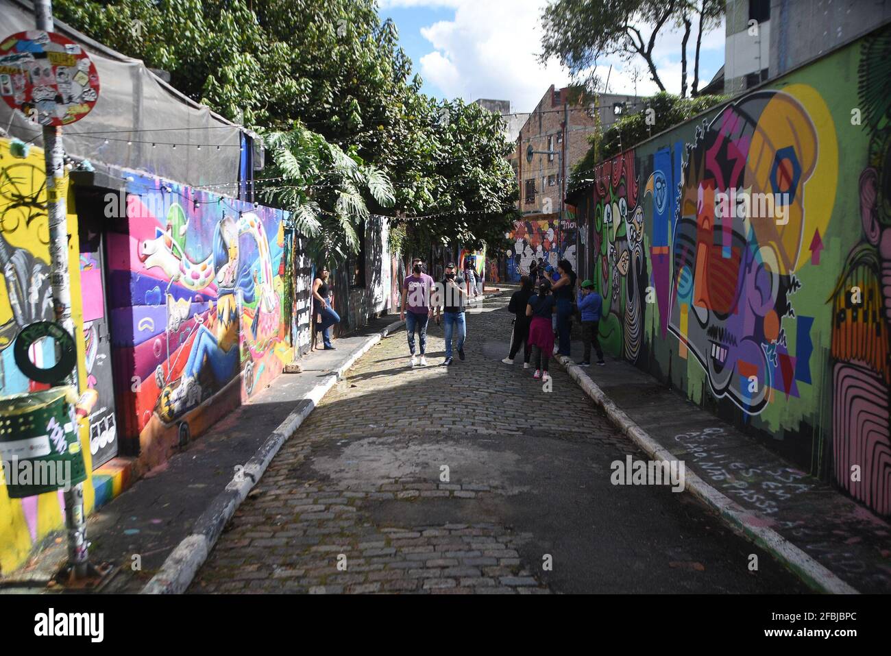 Sao Paulo, Brasilien. April 2021. Die Menschen besuchen den Ort Beco do Batman in Sao Paulo, ein Ort, der für die Gemälde an den Wänden von Künstlern aus der Region bekannt ist. Vor kurzem wurde der Ort aus Protest gegen den Tod von Nego Vila komplett schwarz gestrichen. (Foto von Ronaldo Silva/Pacific Press/Sipa USA) Quelle: SIPA USA/Alamy Live News Stockfoto