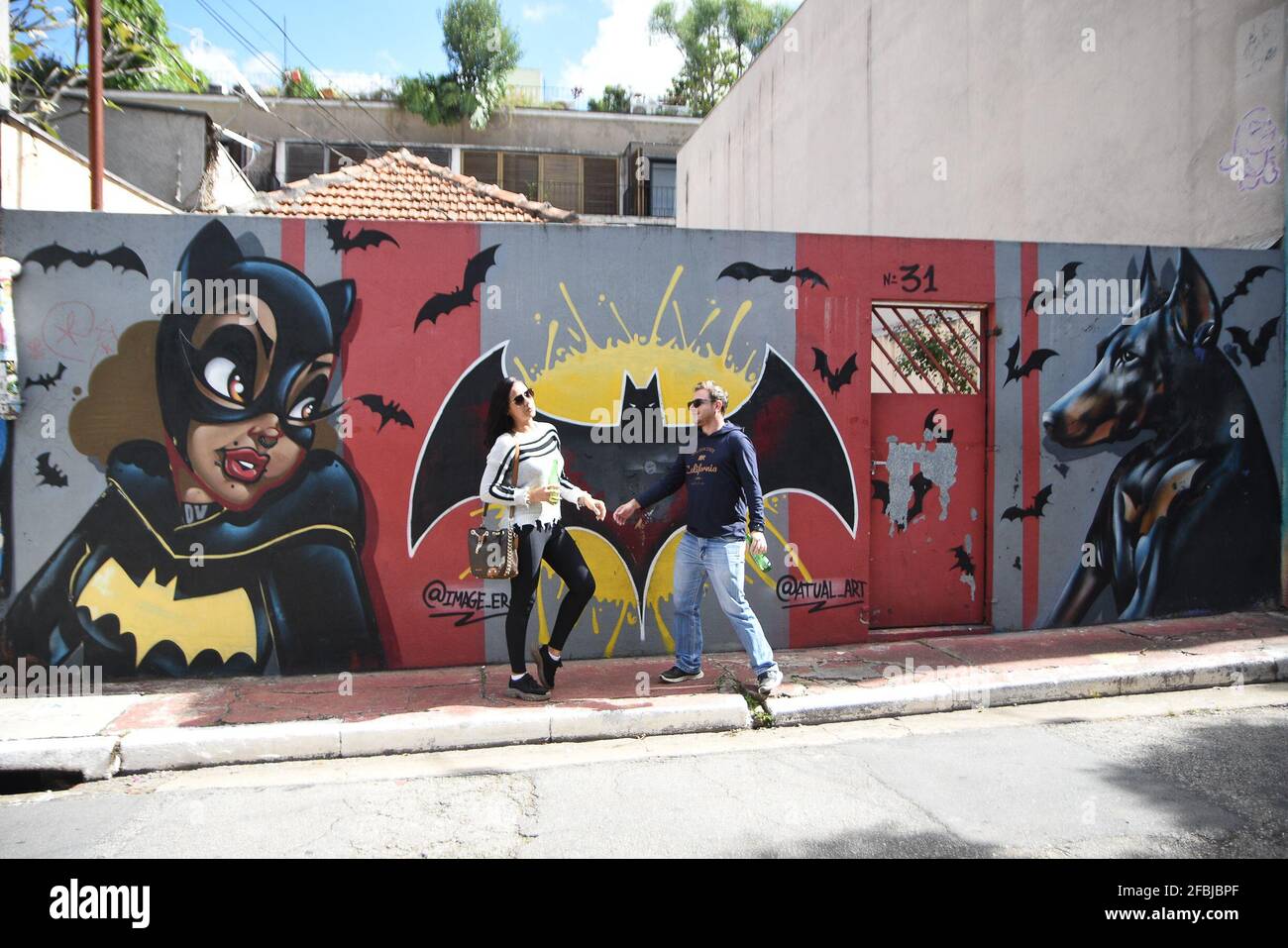 Sao Paulo, Brasilien. April 2021. Die Menschen besuchen den Ort Beco do Batman in Sao Paulo, ein Ort, der für die Gemälde an den Wänden von Künstlern aus der Region bekannt ist. Vor kurzem wurde der Ort aus Protest gegen den Tod von Nego Vila komplett schwarz gestrichen. (Foto von Ronaldo Silva/Pacific Press/Sipa USA) Quelle: SIPA USA/Alamy Live News Stockfoto