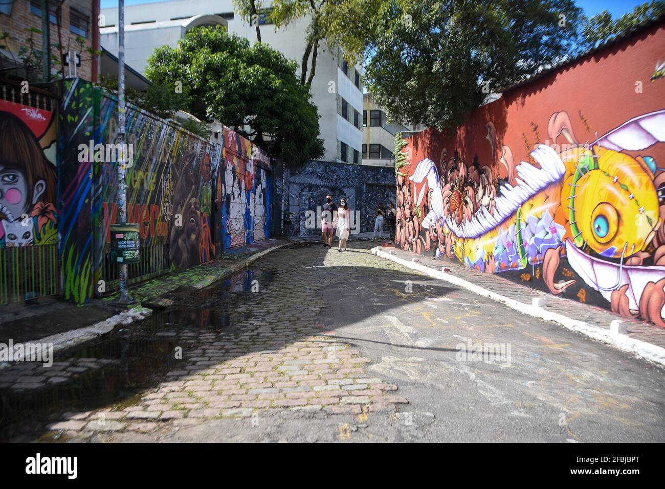 Sao Paulo, Brasilien. April 2021. Die Menschen besuchen den Ort Beco do Batman in Sao Paulo, ein Ort, der für die Gemälde an den Wänden von Künstlern aus der Region bekannt ist. Vor kurzem wurde der Ort aus Protest gegen den Tod von Nego Vila komplett schwarz gestrichen. (Foto von Ronaldo Silva/Pacific Press/Sipa USA) Quelle: SIPA USA/Alamy Live News Stockfoto