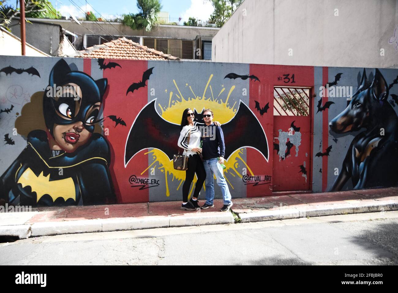 Sao Paulo, Brasilien. April 2021. Die Menschen besuchen den Ort Beco do Batman in Sao Paulo, ein Ort, der für die Gemälde an den Wänden von Künstlern aus der Region bekannt ist. Vor kurzem wurde der Ort aus Protest gegen den Tod von Nego Vila komplett schwarz gestrichen. (Foto von Ronaldo Silva/Pacific Press/Sipa USA) Quelle: SIPA USA/Alamy Live News Stockfoto