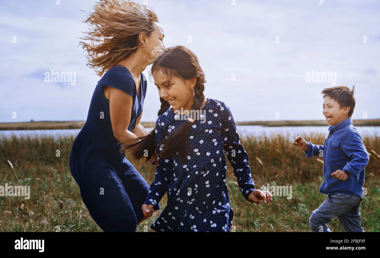 Mutter mit Kindern spielen Stockfoto