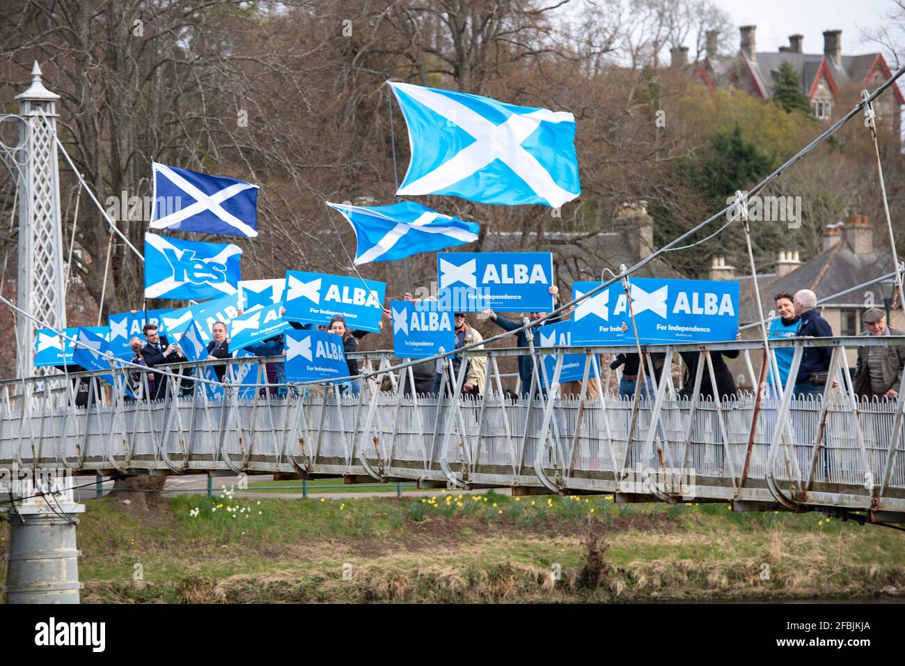 Inverness, Schottland, Großbritannien. April 2021. IM BILD: Alex Salmond (im Bild auf einer Brücke mit Alba Supporters) stellt Alba-Kandidaten vor: Kirk Torrance, Craig Berry, Josh Robertson und Judith Reid. Vor der Einführung sagte Herr Salmond: „Ich freue mich, ein starkes Team talentierter und engagierter Kandidaten vorstellen zu können, die alle fest in ihren lokalen Gemeinschaften verwurzelt sind. „ALBA hat diese Woche mit dem Start unseres Manifests gezeigt, dass wir die Ideen haben, um die wirtschaftliche Erholung in den Highlands und Inseln anzukurbeln. Quelle: Colin Fisher/Alamy Live News Stockfoto