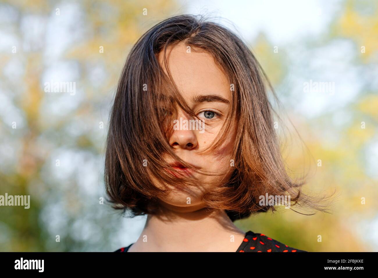 Teenager-Mädchen mit grauen Augen während des sonnigen Tages Stockfoto