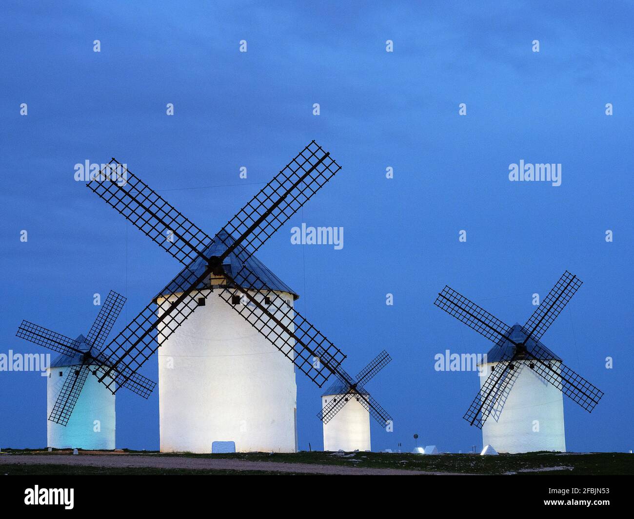 Spanien, Provinz Toledo, Campo de Criptana, Historische Windmühlen in der Abenddämmerung Stockfoto