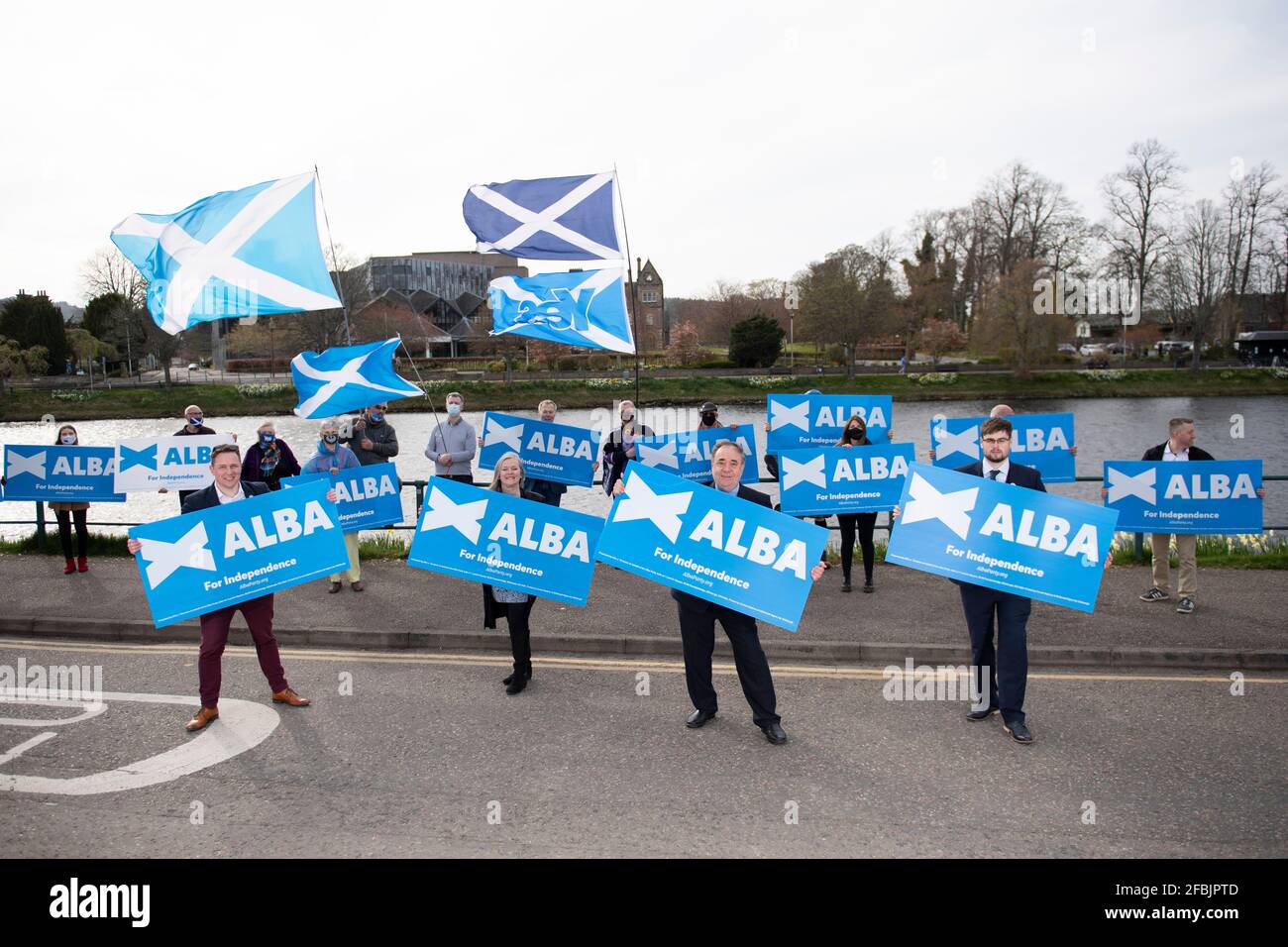 Inverness, Schottland, Großbritannien. April 2021. IM BILD: (2. Links) Alex Salmond stellt Alba-Kandidaten vor: (Links) Kirk Torrance, Craig Berry, (rechts) Josh Robertson und (2. Von rechts) Judith Reid. Vor der Einführung sagte Herr Salmond: „Ich freue mich, ein starkes Team talentierter und engagierter Kandidaten vorstellen zu können, die alle fest in ihren lokalen Gemeinschaften verwurzelt sind. „ALBA hat diese Woche mit dem Start unseres Manifests gezeigt, dass wir die Ideen haben, um die wirtschaftliche Erholung in den Highlands und Inseln anzukurbeln. Quelle: Colin Fisher/Alamy Live News Stockfoto