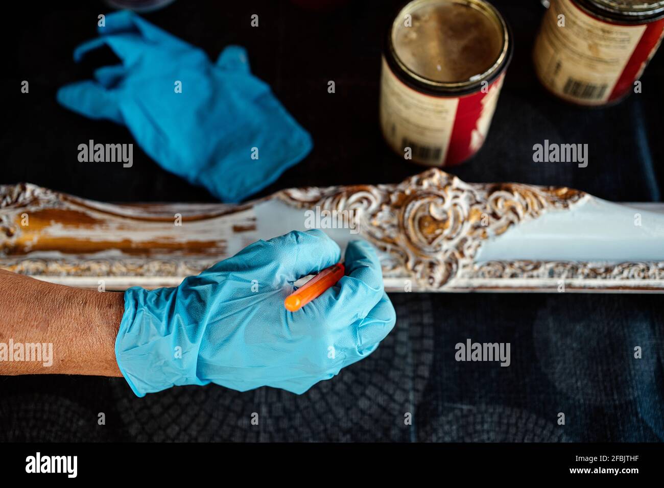 Frau Handmalerei Rahmen über Tisch Stockfoto