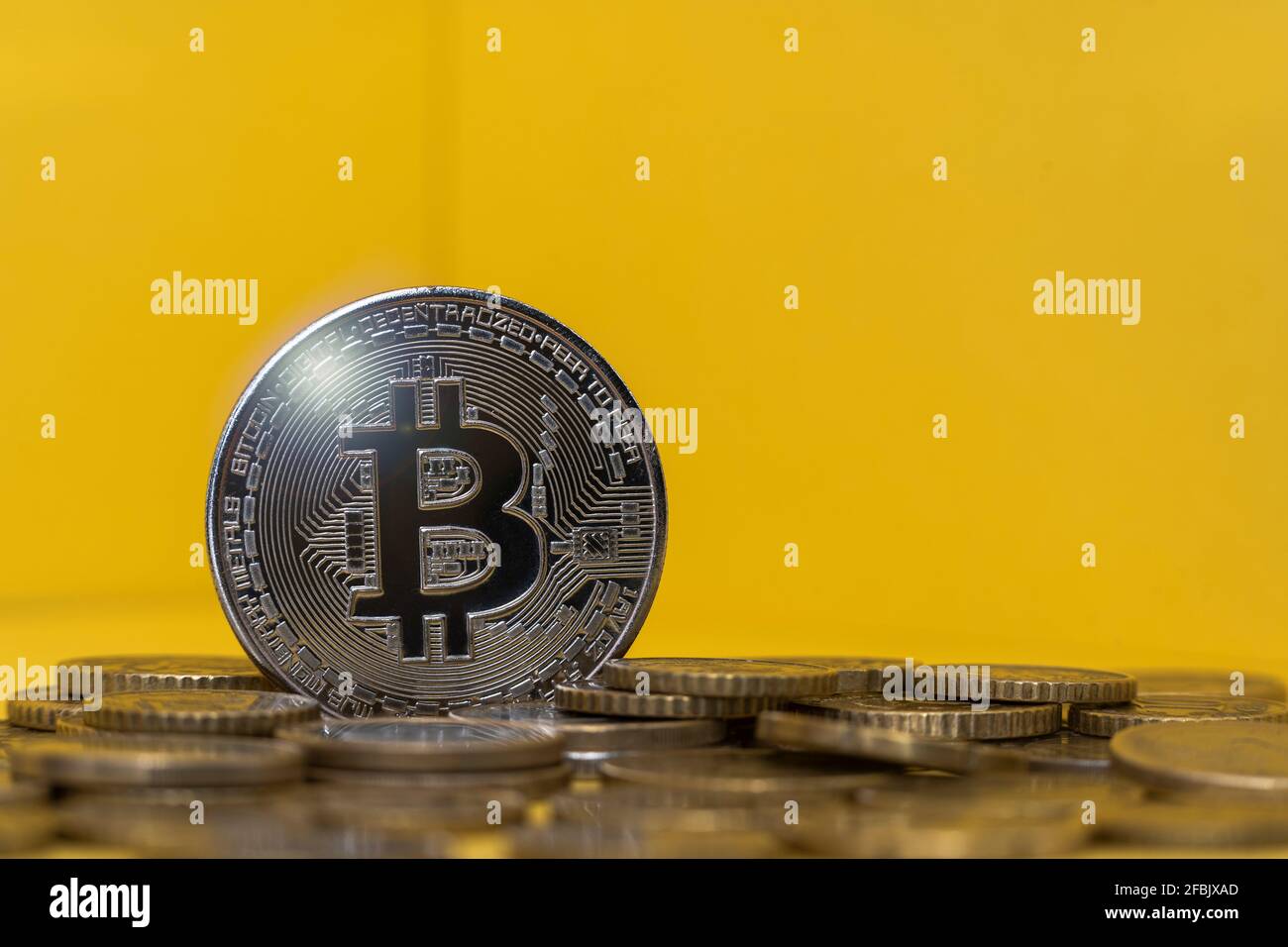 Silberfarbene Bitcoin unter den Münzen Stockfoto