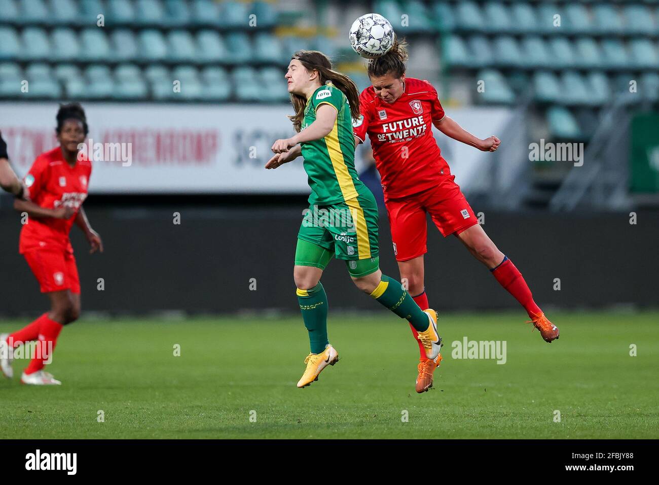 DEN HAAG, NIEDERLANDE - APRIL 23: Maartje Looijen von ADO Den Haag, Rieke Dieckmann vom FC Twente während des niederländischen Eredivisie-Spiels zwischen ADO Den Haag Stockfoto