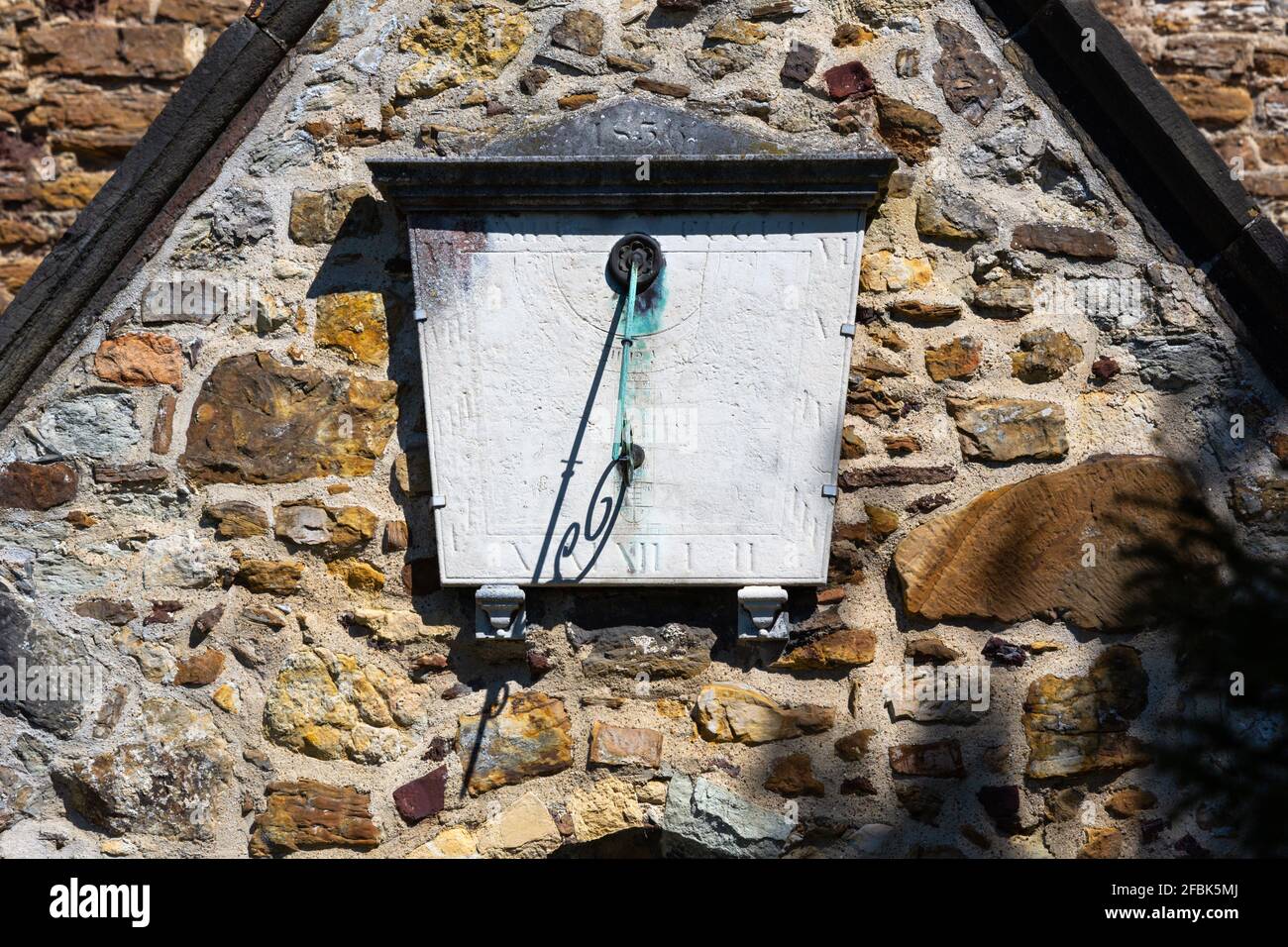 Sonnenuhr auf dem Gesicht der St. Mildreds Kirche, tenterden, kent, großbritannien Stockfoto