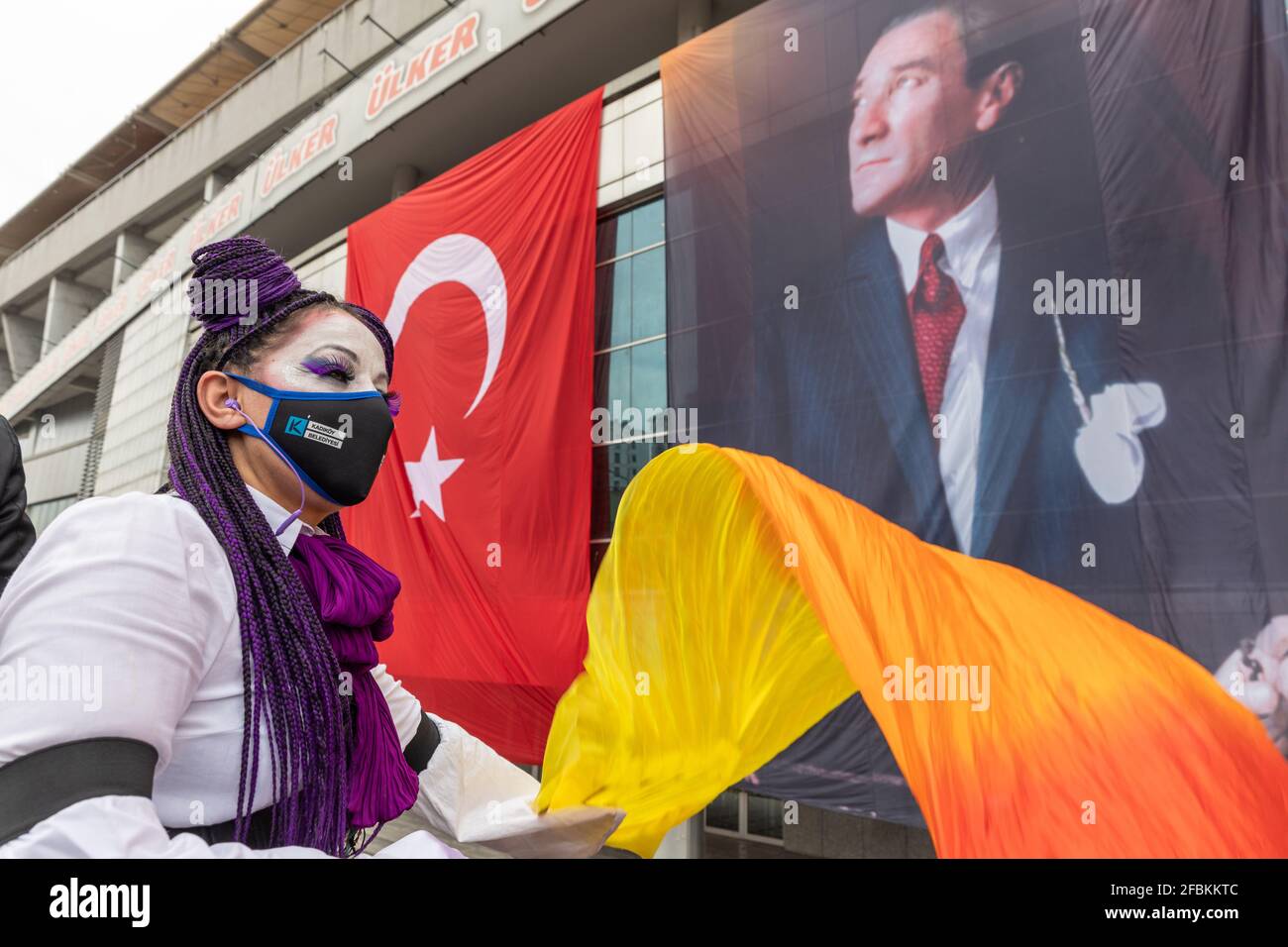 23. April 2021: Istanbul, Türkei: Feierlichkeiten zum Nationalen Tag der Souveränität und des Kindes am 23. April, organisiert von der Gemeinde Kadikoy zur Ausgangssperre in Kadikoy. Der Tag der nationalen Souveränität und des Kindes ist ein Feiertag in der Türkei, an dem die Gründung der Großen Nationalversammlung der Türkei am 23. April 1920 gefeiert wird. Quelle: Tolga Ildun/ZUMA Wire/Alamy Live News Stockfoto