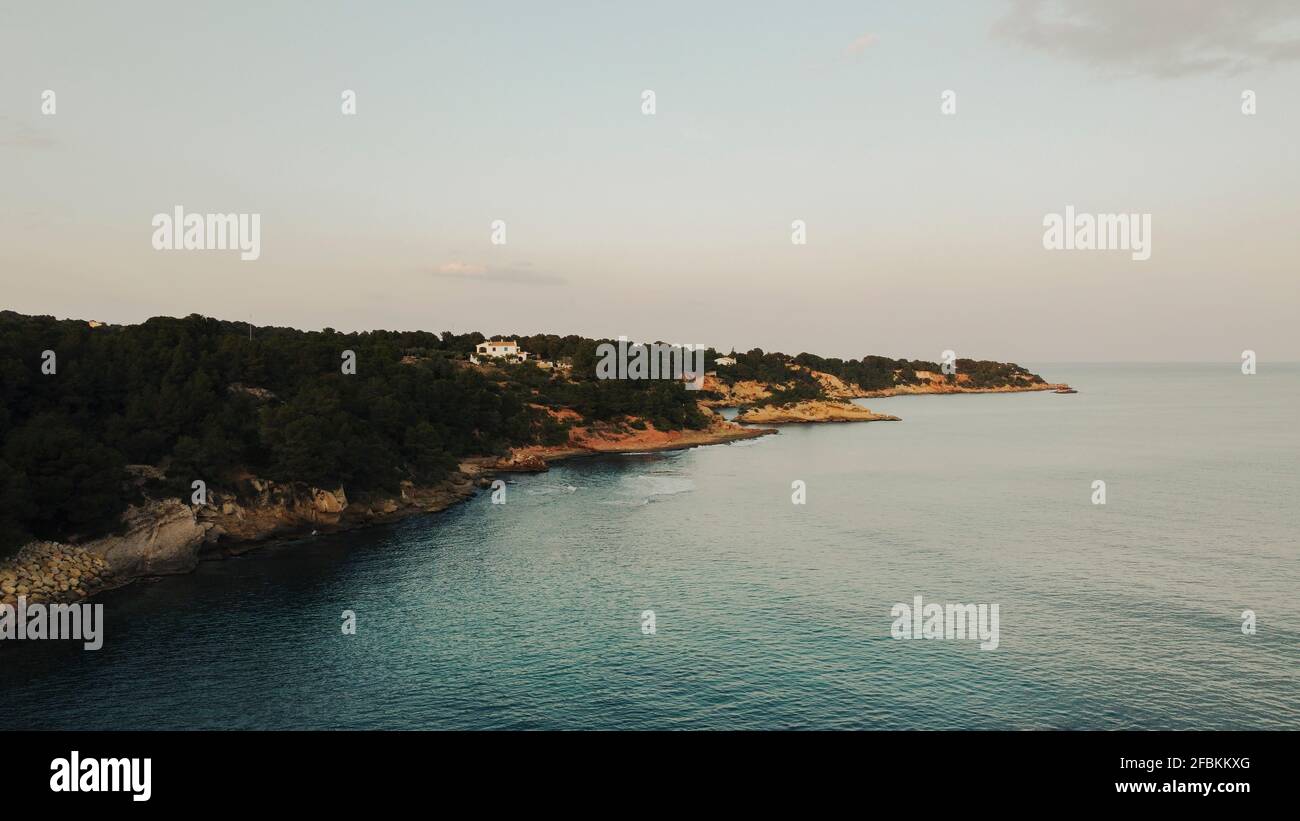 Spanien, Cambrils, Luftaufnahme des Meeres an einem ruhigen Tag bei Sonnenuntergang Stockfoto