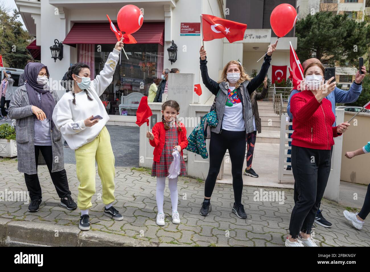 23. April 2021: Istanbul, Türkei: Feierlichkeiten zum Nationalen Tag der Souveränität und des Kindes am 23. April, organisiert von der Gemeinde Kadikoy zur Ausgangssperre in Kadikoy. Der Tag der nationalen Souveränität und des Kindes ist ein Feiertag in der Türkei, an dem die Gründung der Großen Nationalversammlung der Türkei am 23. April 1920 gefeiert wird. Quelle: Tolga Ildun/ZUMA Wire/Alamy Live News Stockfoto