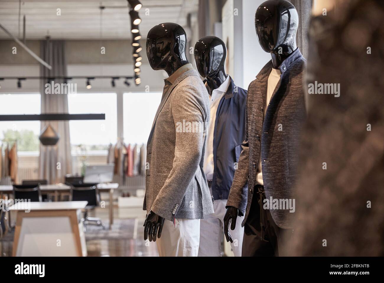Mannequins tragen Business-Lässigkeiten im Modedesign-Studio Stockfoto