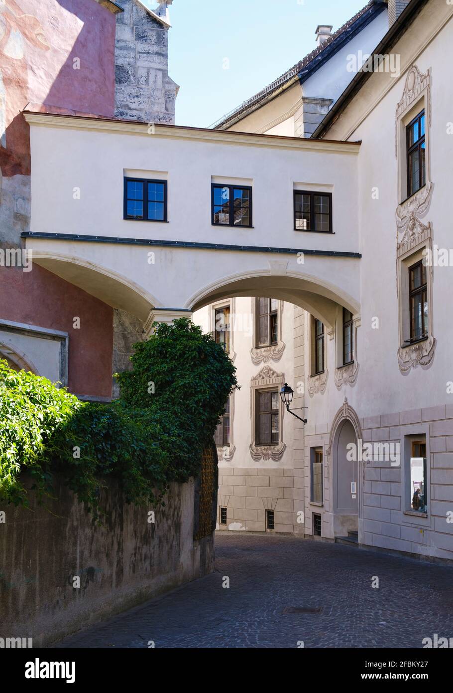 Brücke zwischen Himmelfahrtskirche und Stadtpalais, Schwaz, Tirol, Österreich Stockfoto