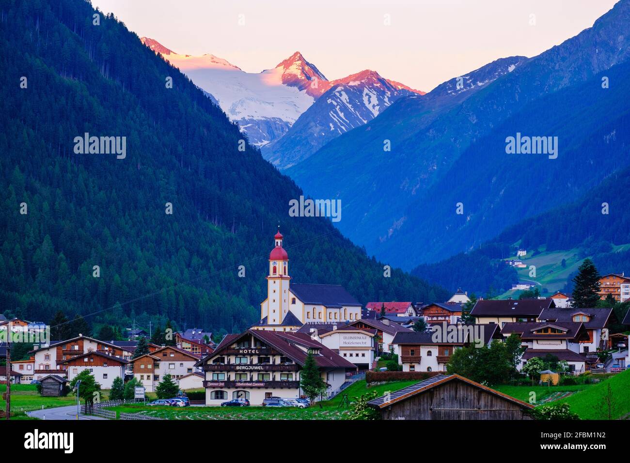Neustift im Stubaital mit Stubaier Alpen, Tirol, Österreich Stockfoto