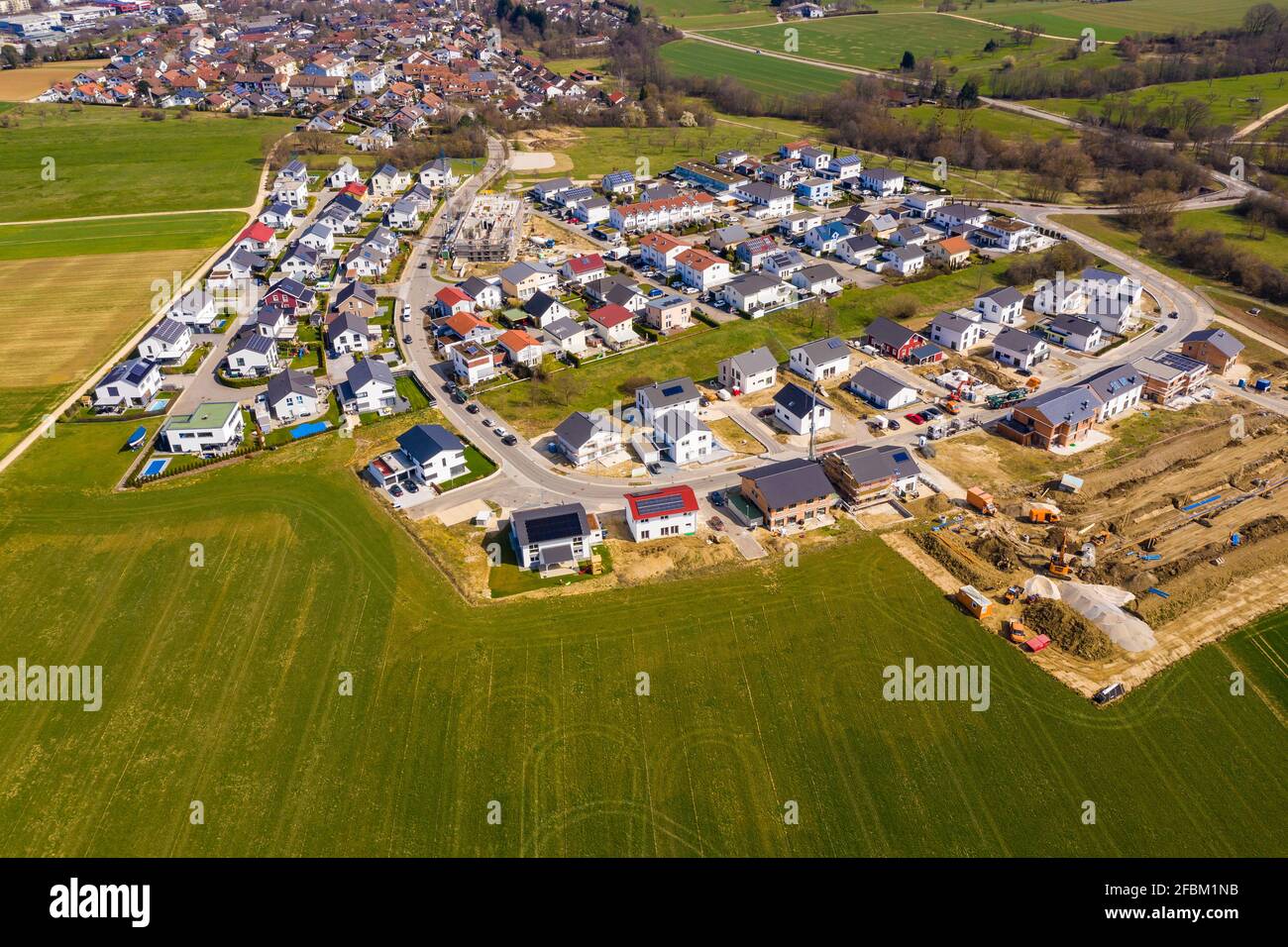Deutschland, Baden Württemberg, Sussen, Luftaufnahme eines modernen Wohnviertels mit Photovoltaikanlage Stockfoto