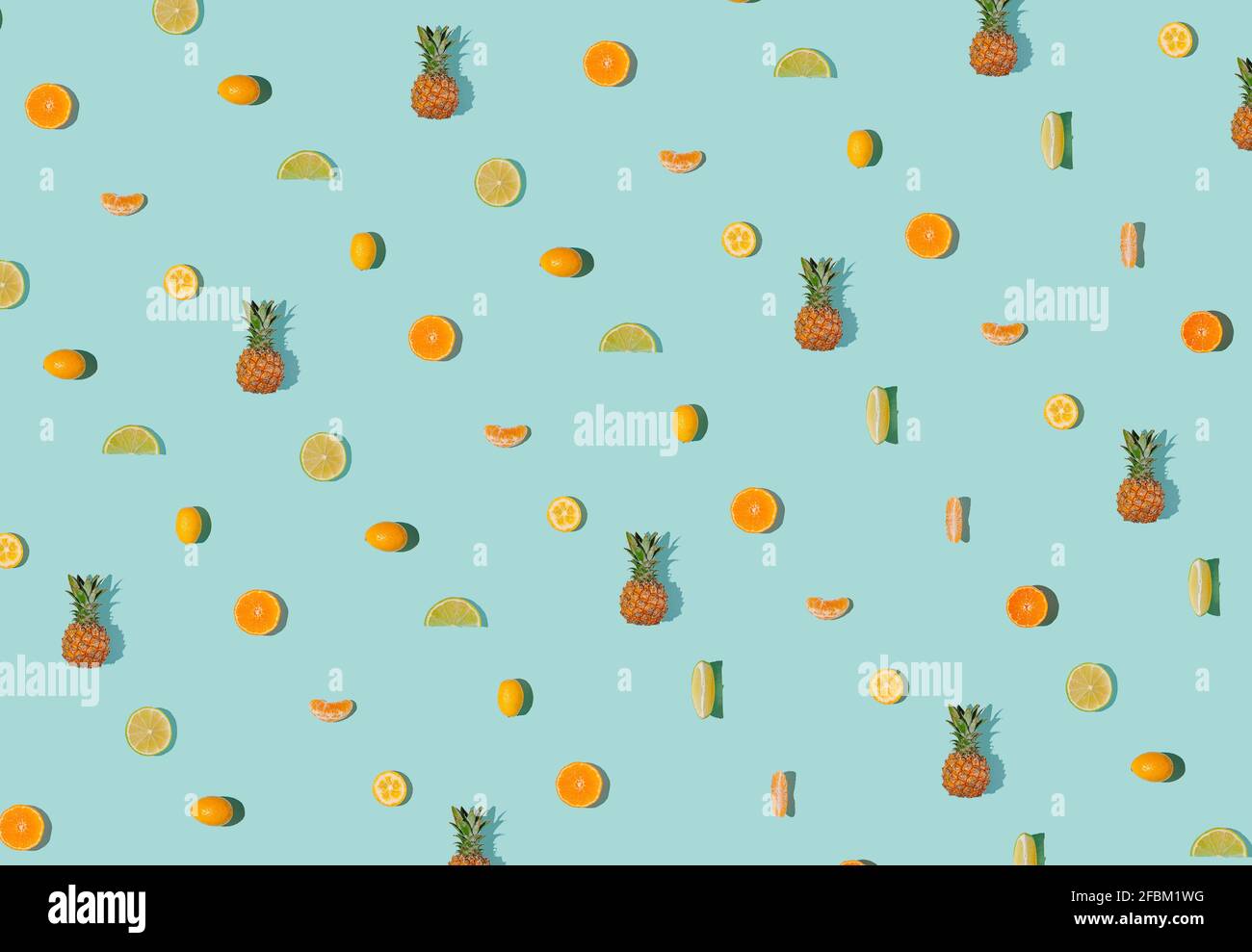 Sommer-Trendmuster mit Sonnenlicht und einer Vielzahl von Sommerfrüchten auf hellblauem Hintergrund. Minimales sommerliches Essenskonzept. Isometrische Ansicht. Stockfoto