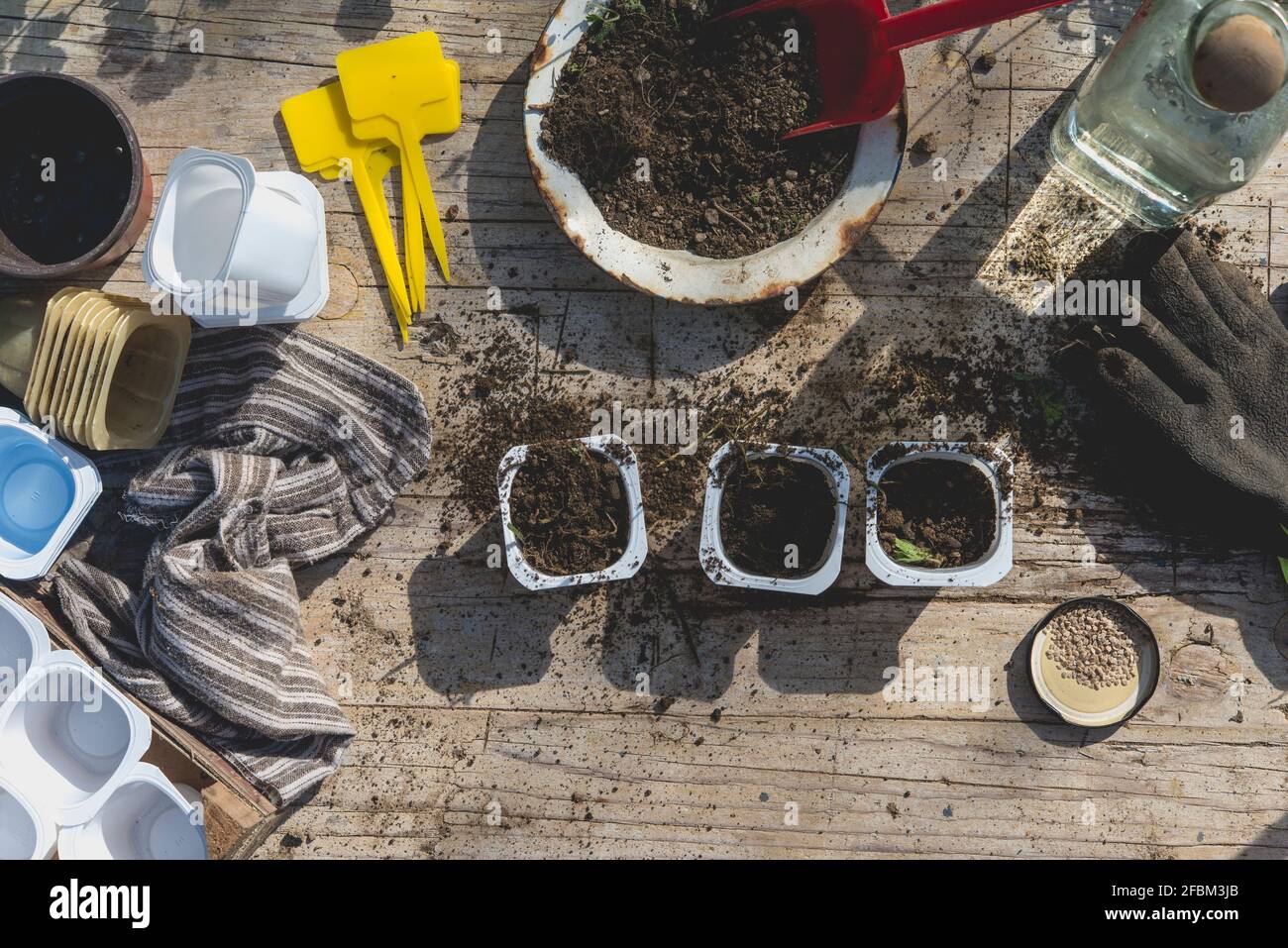 Schlamm und Gartengeräte auf dem Tisch im Frühling Stockfoto