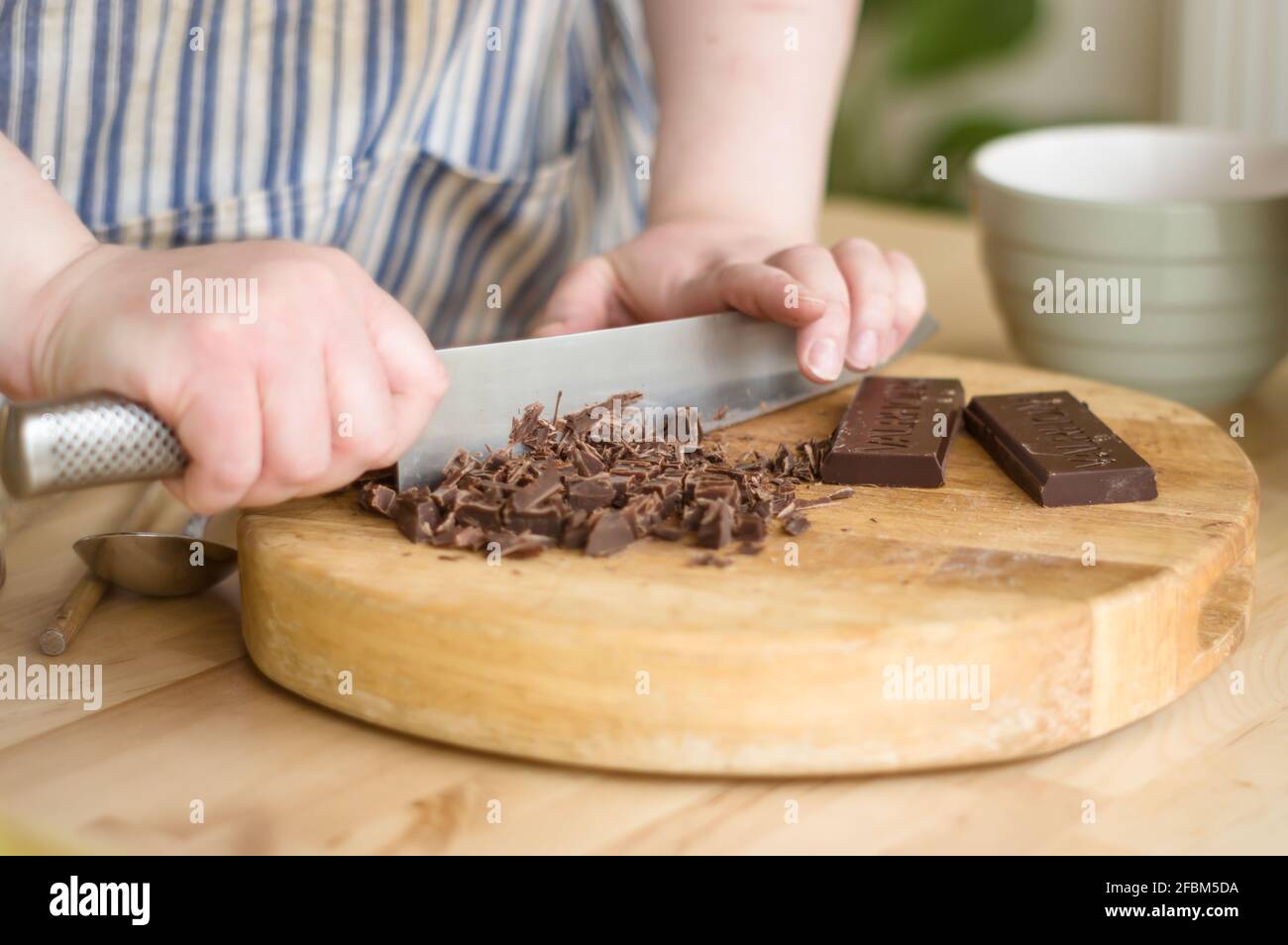 Zerkleinern von Schokolade Stockfoto