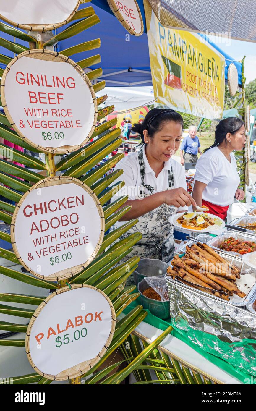 Miami Florida, Homestead Fruit & Spice Park, Asian Culture Festival Festivals fair, philippinische Frau weibliche Frauen Philippinen Pampanguena Essen, kocht Kochen Stockfoto