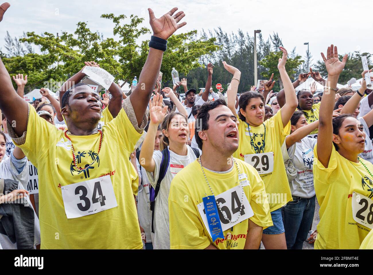 Florida North Miami FIU Campus Special Olympics Summer Games, geistig behinderter Freiwilliger Trainer Black Hispanic Live-Konzert, Stockfoto