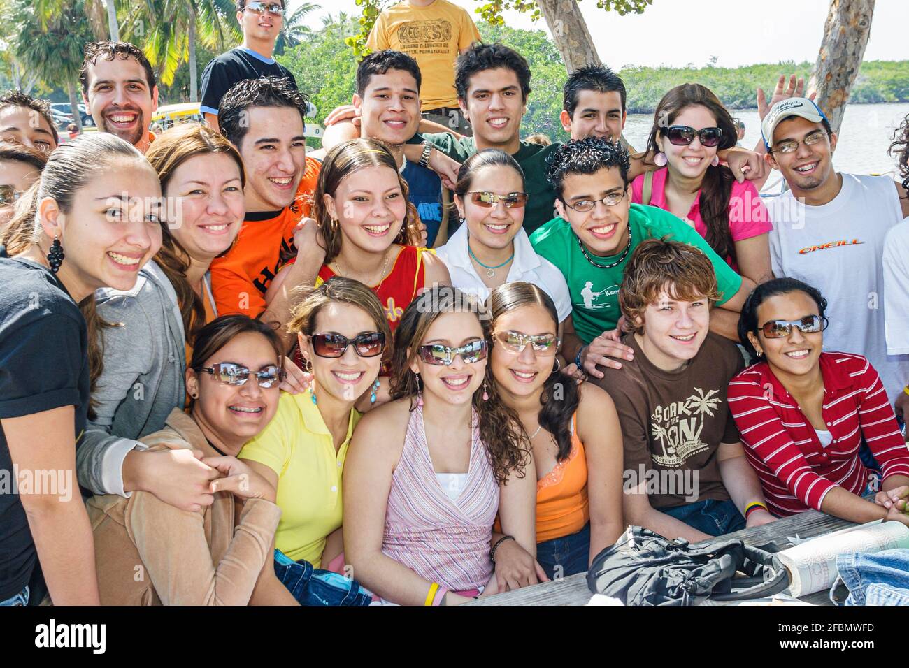 Miami Florida, Homestead Biscayne National Park, hispanische Teenager Teenager Geburtstagsfeier Gruppe lächelnd sammeln Freunde posieren Foto Jungen Mädchen Stockfoto