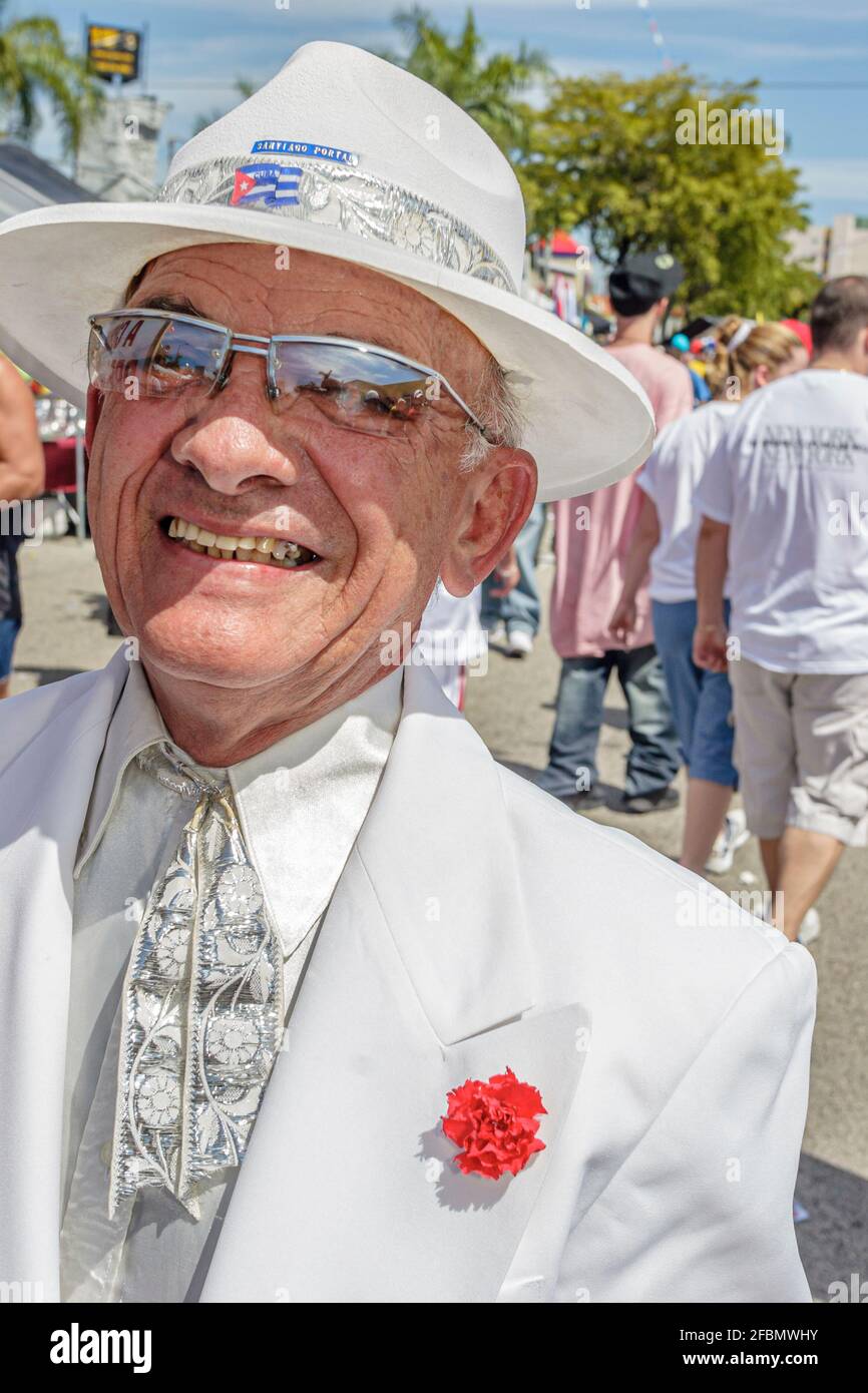Miami Florida, Little Havana, Calle Ocho Carnaval, jährliche Veranstaltung Hispanic Festival fair Feier, lächelnder Senior Mann trägt weißen Anzug Hut Fedora rot c Stockfoto