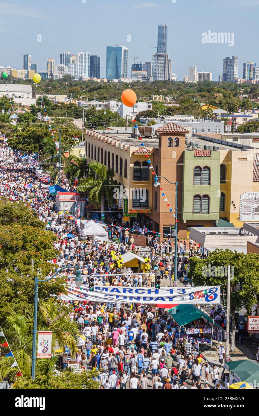 Miami Florida, Little Havana, Calle Ocho Carnaval, Karneval Hispanic Festival Street fair, Banner Menschenmenge Luft über dem Frrom Blick Stadt Skyline Stockfoto