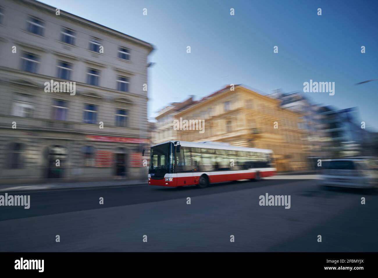 Bus der öffentlichen Verkehrsmittel in unscharfer Bewegung gegen die Straße. Tägliches Leben in der Stadt. Prag, Tschechische Republik. Stockfoto