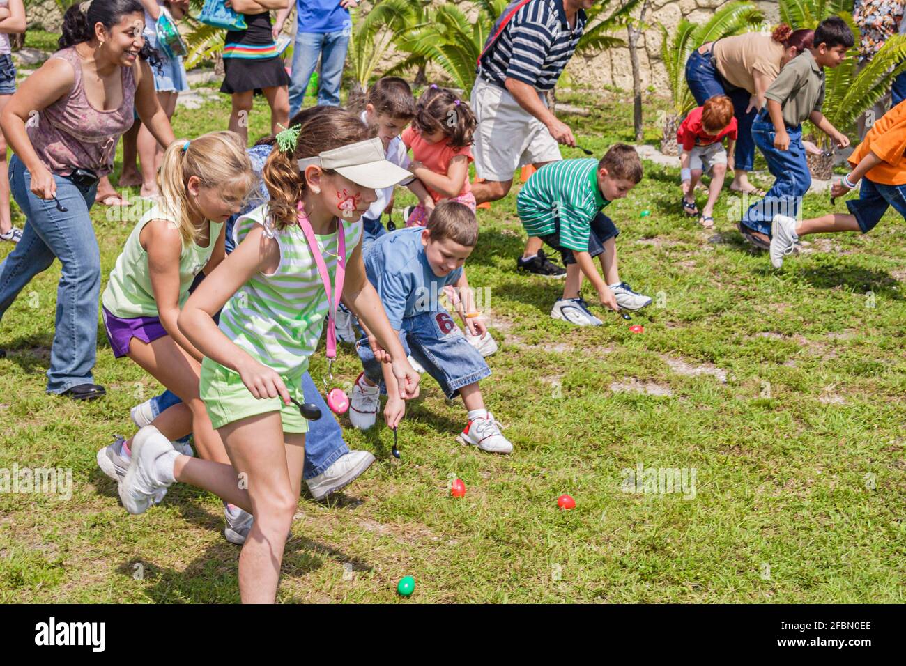 Miami Florida, Papagei Jungle Island Easter Egg Hunt, Easter Seals Charity Roll Contest Löffel Push Kunststoff Eier, Hispanic junge Mädchen im Wettbewerb, Stockfoto