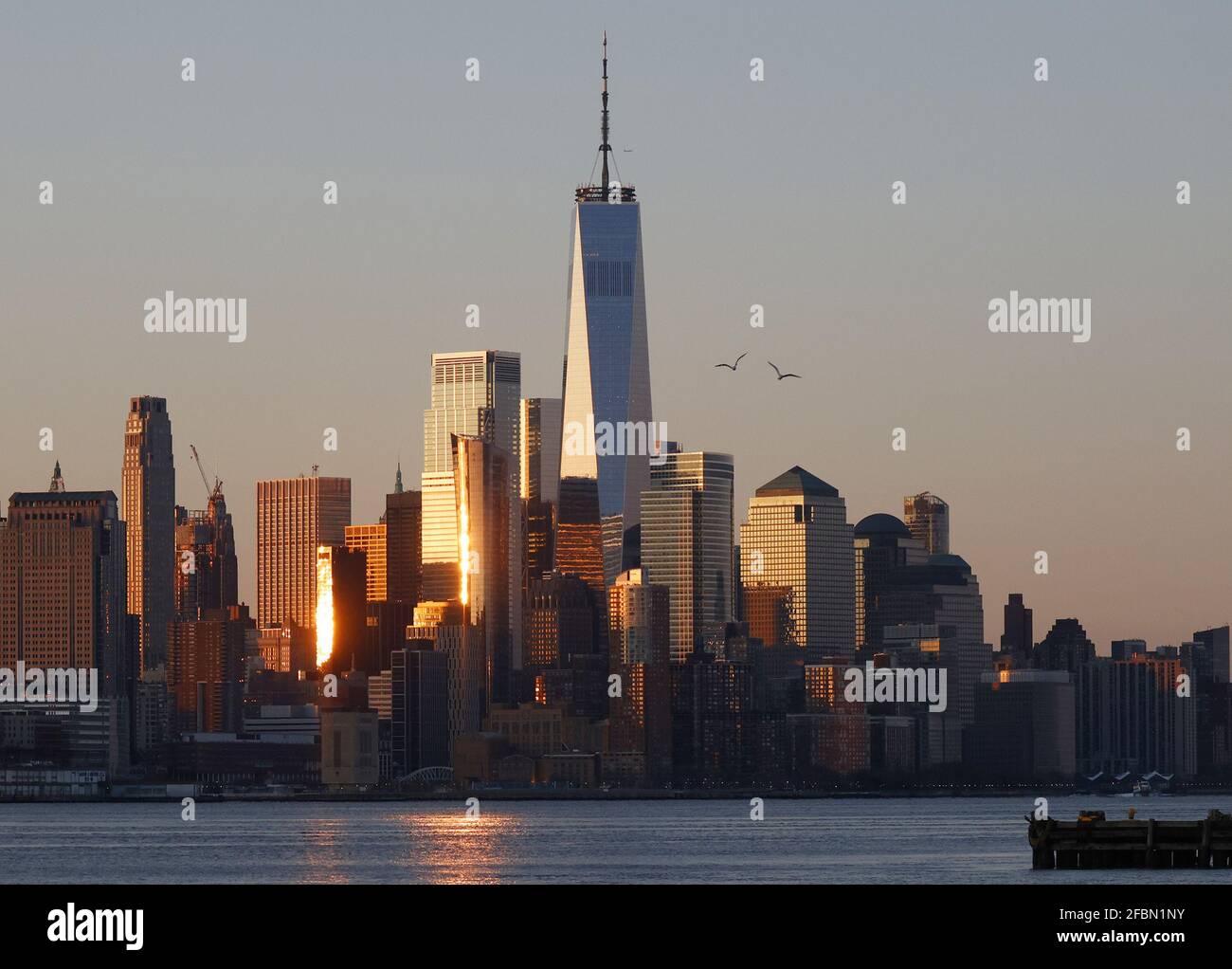 Hoboken, Usa. April 2021. Am Freitag, den 23. April 2021, geht die Sonne auf dem One World Trade Center und der Manhattan Skyline in New York City auf. Foto von John Angelillo/UPI Credit: UPI/Alamy Live News Stockfoto