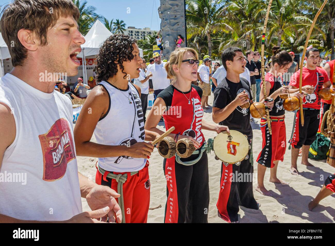 Miami Beach Florida, Ocean Drive, Lummus Park, Sport & Fitness Festival Festivals Messe, brasilianische Capoeira Martial Arts Performance Musik, hispanische Mann wom Stockfoto