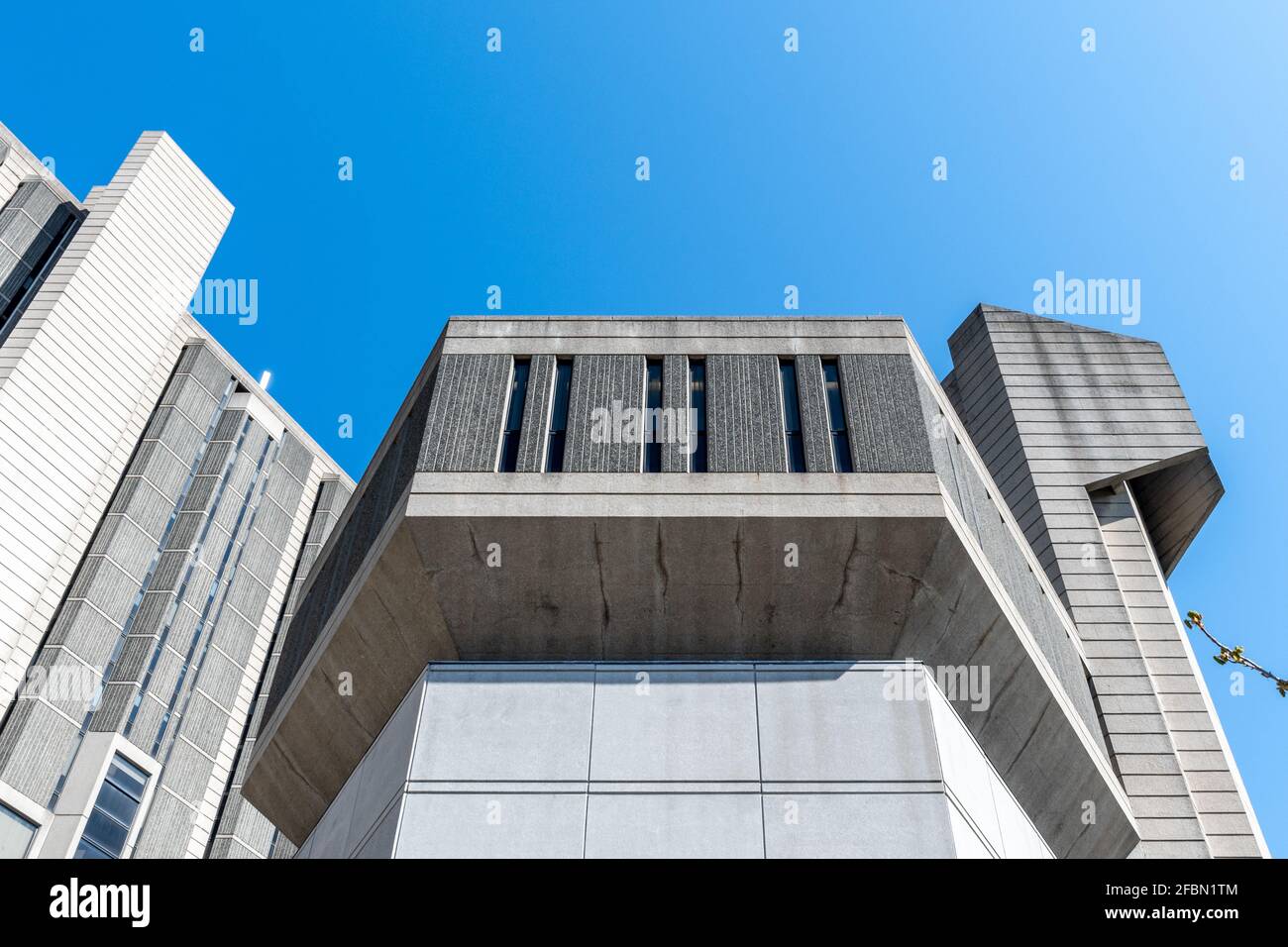 Die brutalistische Architektur der John P. Robarts Research Library, die gemeinhin als Robarts Library bezeichnet wird Stockfoto