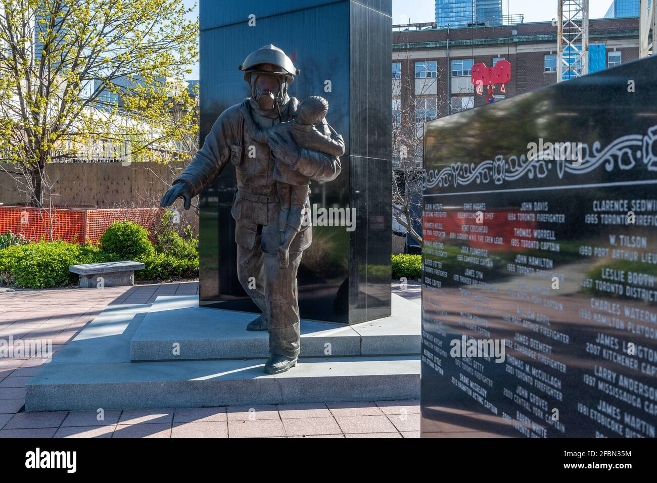 Das Ontario Fire Fighters Memorial befindet sich in der College Street im Stadtzentrum von Toronto, Kanada Stockfoto