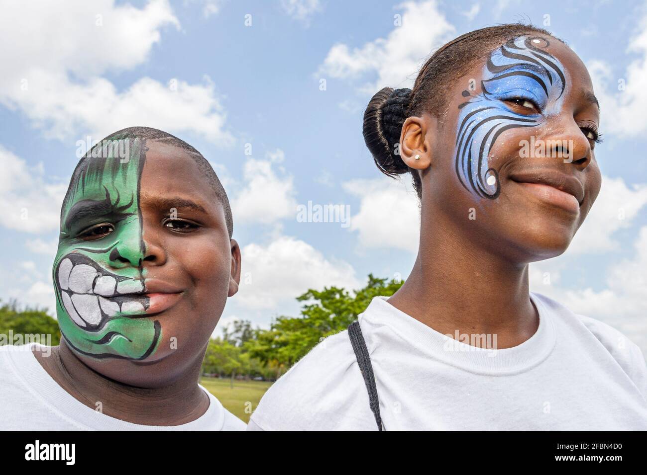 Miami Florida, Tropical Park Drug Free Youth in Town DFYIT, Teenager-Student Anti-sucht-Gruppe Picknick, Schwarze Teenager Teenager-Mädchen junge Freunde lächelnd Gesicht pa Stockfoto