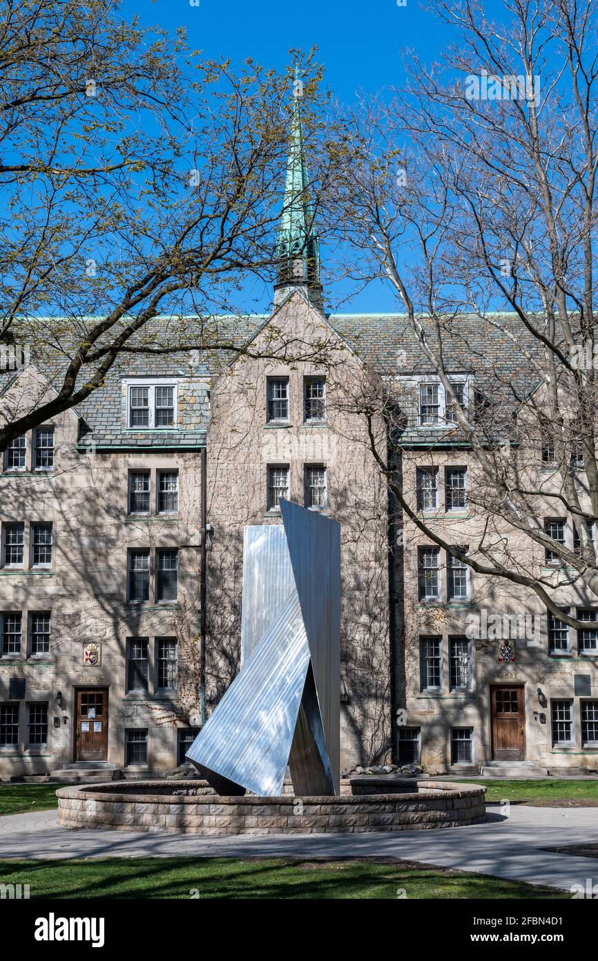 Saint Michael's College der University of Toronto (U of T). Metallskulptur, die den berühmten Ort schmückt Stockfoto