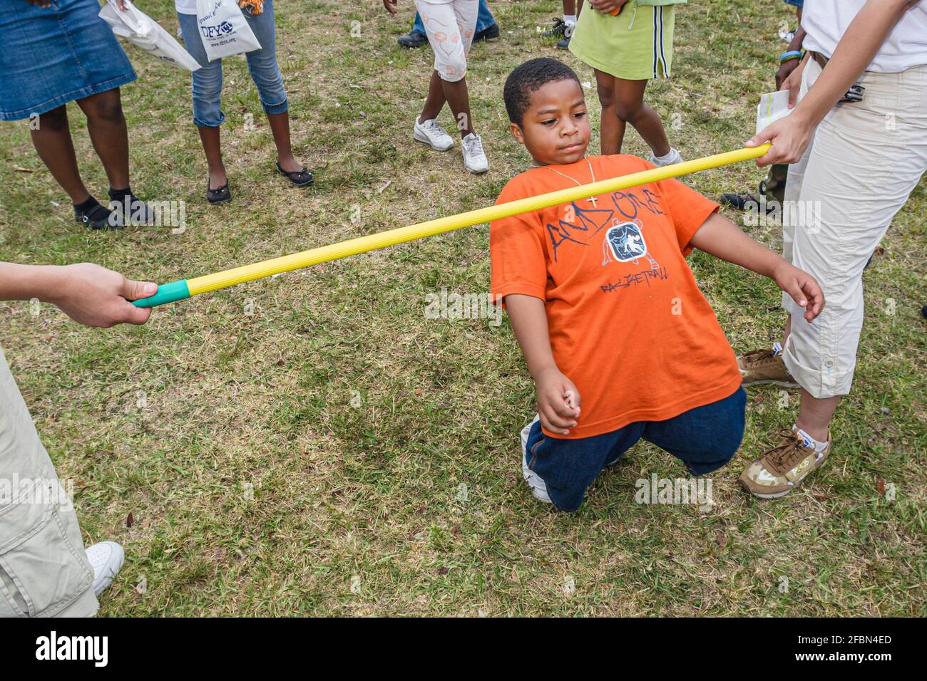 Miami Florida, Tropical Park Drug Free Youth in Town DFYIT, Student Anti-Suchtgruppe Picknick, Black Boy Limbo Contest schiefe Anstrengung unter Bar, Stockfoto