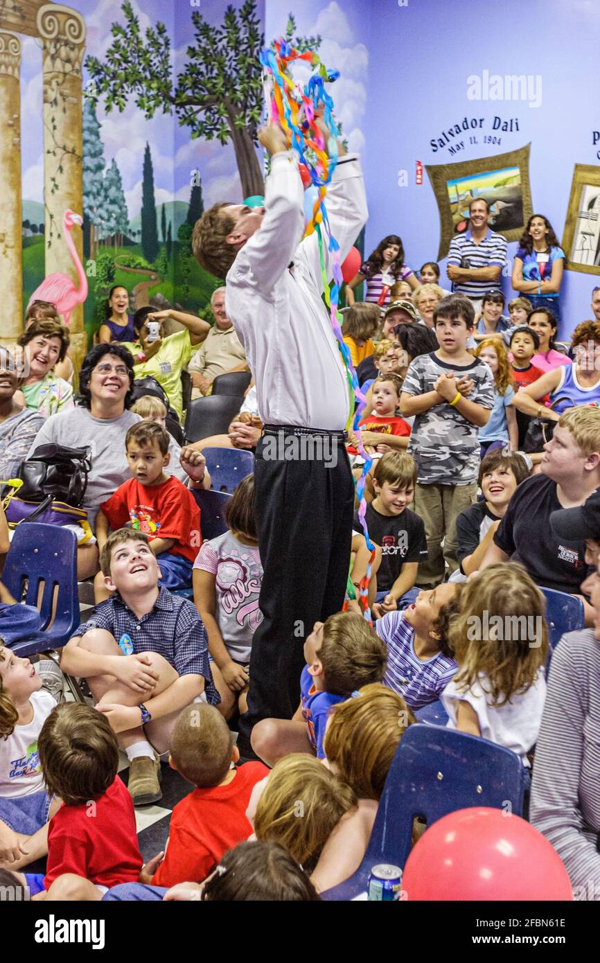 Miami Florida, Davie Young im Art Children's Museum, Festival of the Arts Zaubershow, Publikum Jungen Mädchen Zauberer tun Trick, Stockfoto