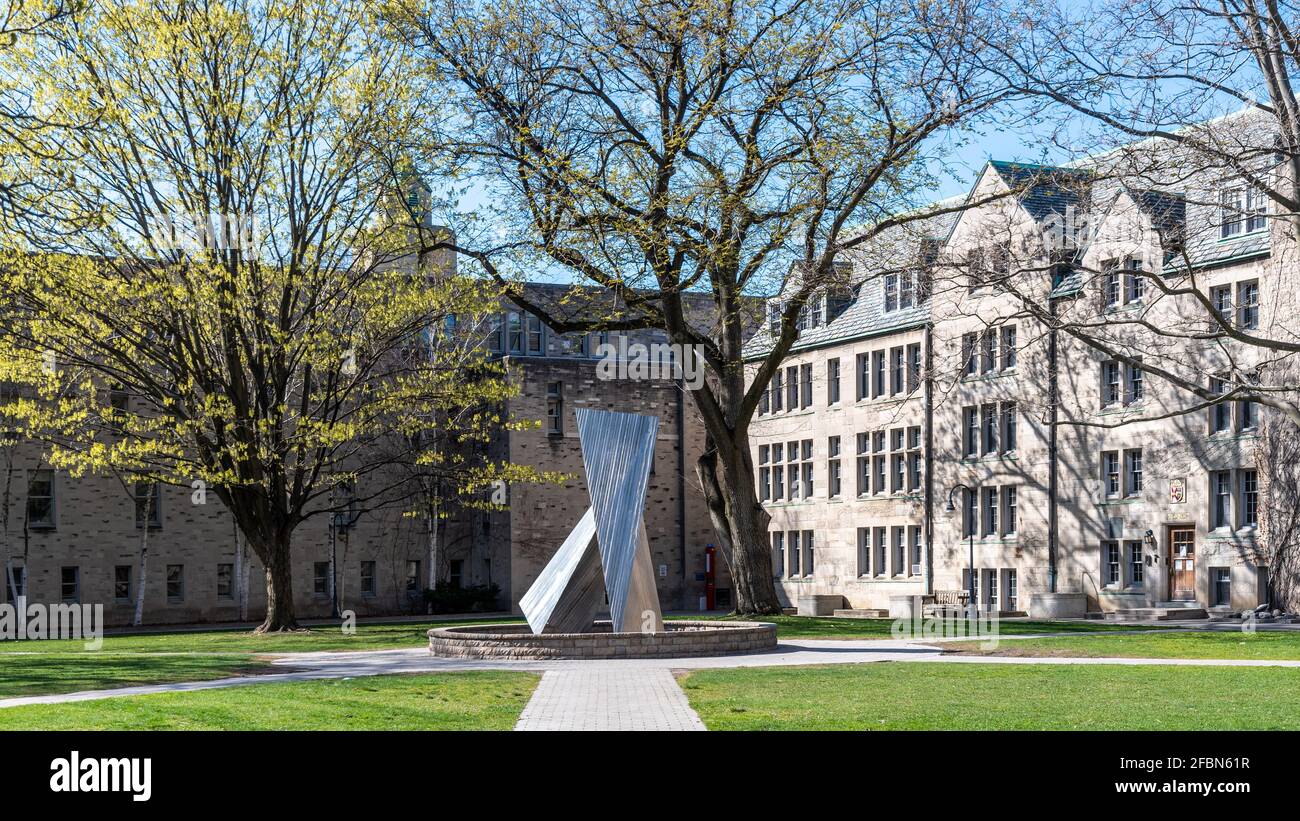 Saint Michael's College der University of Toronto (U of T). Metallskulptur, die den berühmten Ort schmückt Stockfoto