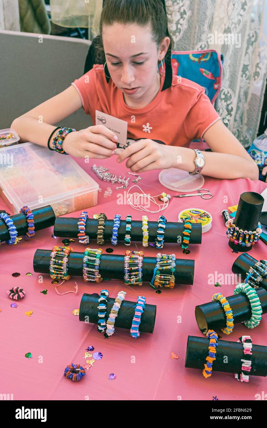 Miami Florida, Davie Young im Art Children's Museum, Festival of the Arts Mädchen Studentin, die ihr eigenes Handwerk verkauft, Armbänder Designerin, Stockfoto