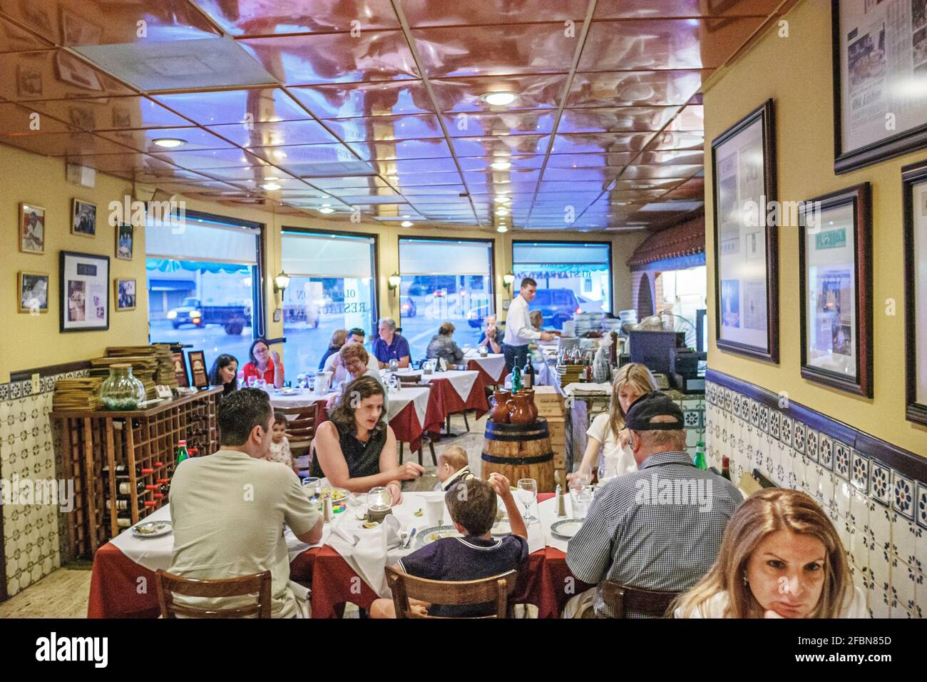Miami Florida, Old Lisbon Restaurant Portugiesische Küche, Gäste Familie Kupfer Decke innen Innentische, Stockfoto
