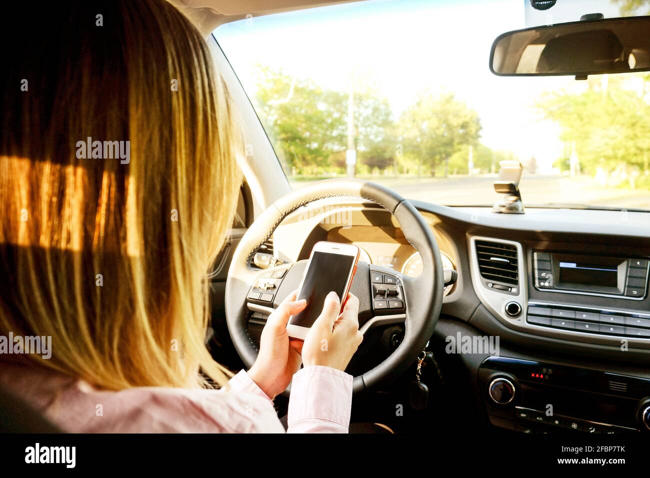 Female Driver Überprüfung Der Außenspiegel Lizenzfreie Fotos