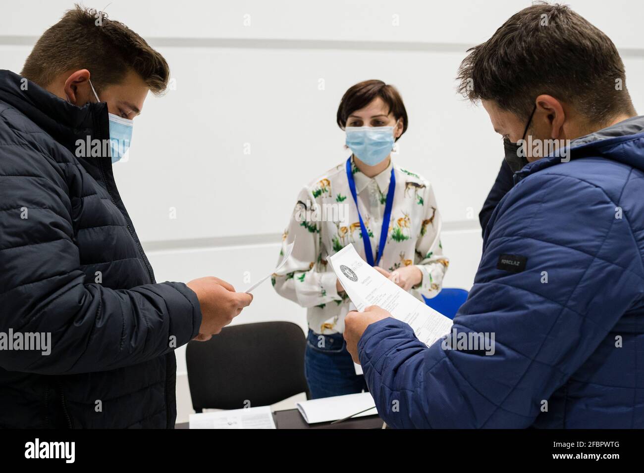 Timisoara, Timis, Rumänien. April 2021. Zwei Männer erhalten im Rahmen des Impfmarathons in einem Impfzentrum rund um die Uhr einen Anti-COVID-Impfpass. Quelle: Cornel Putan/ZUMA Wire/Alamy Live News Stockfoto