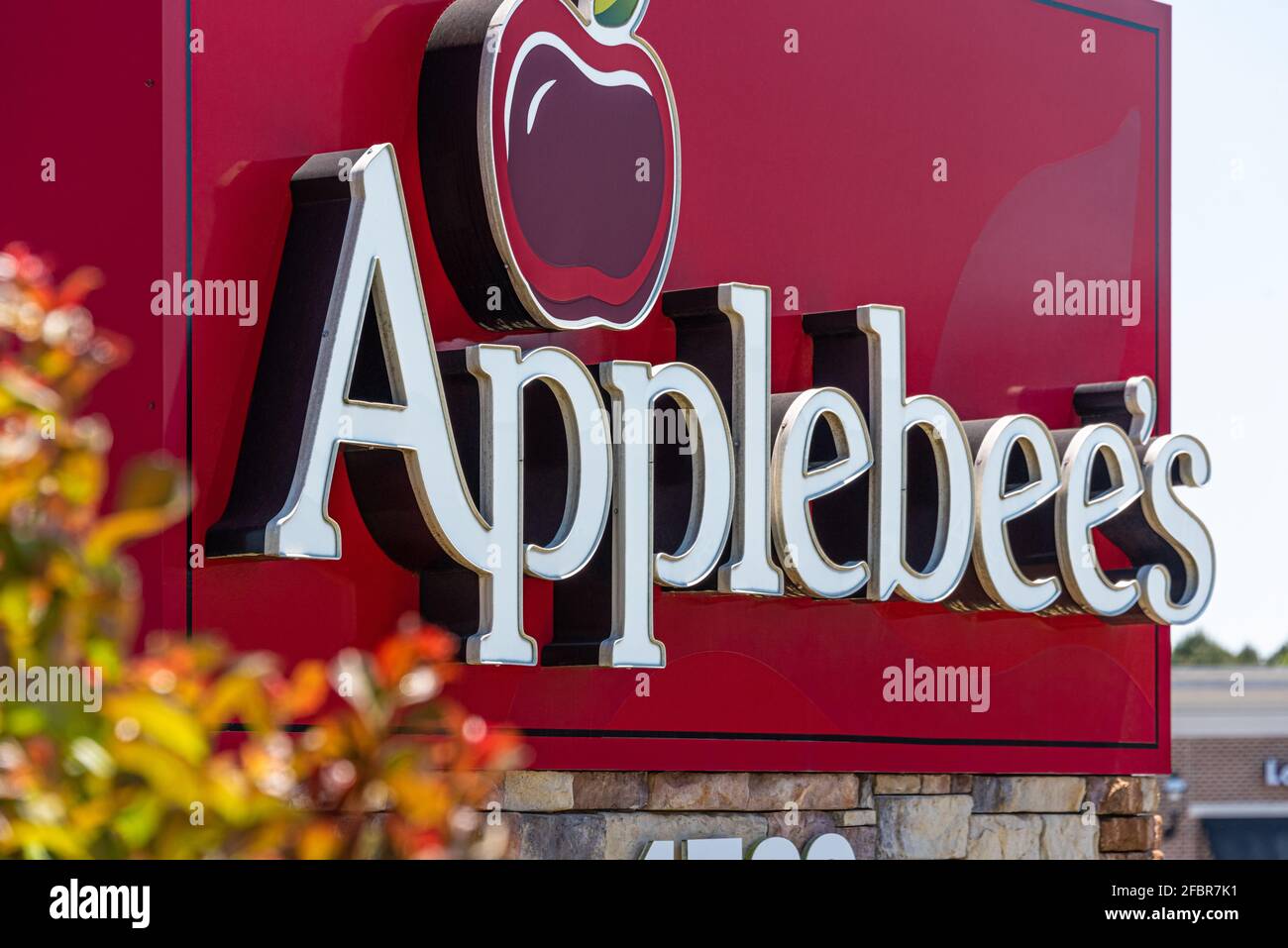 Beschilderung für Applebee's Neighborhood Grill + Bar, ein amerikanisches Restaurant mit zwangloser Atmosphäre. (USA) Stockfoto