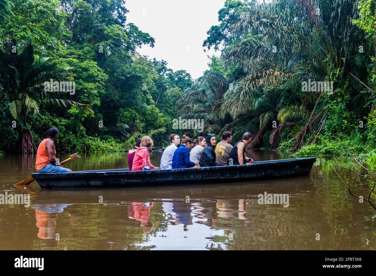 TORTUGUERO, COSTA RICA - 15. MAI 2016: Boot mit Touristen während der Wildtierbeobachtungstour. Stockfoto