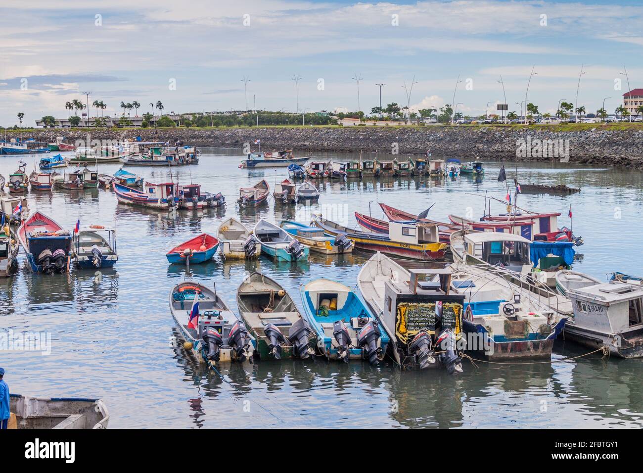 PANAMA-STADT, PANAMA - 30. MAI 2016: Fischerboote in einem Hafen von Panama-Stadt Stockfoto