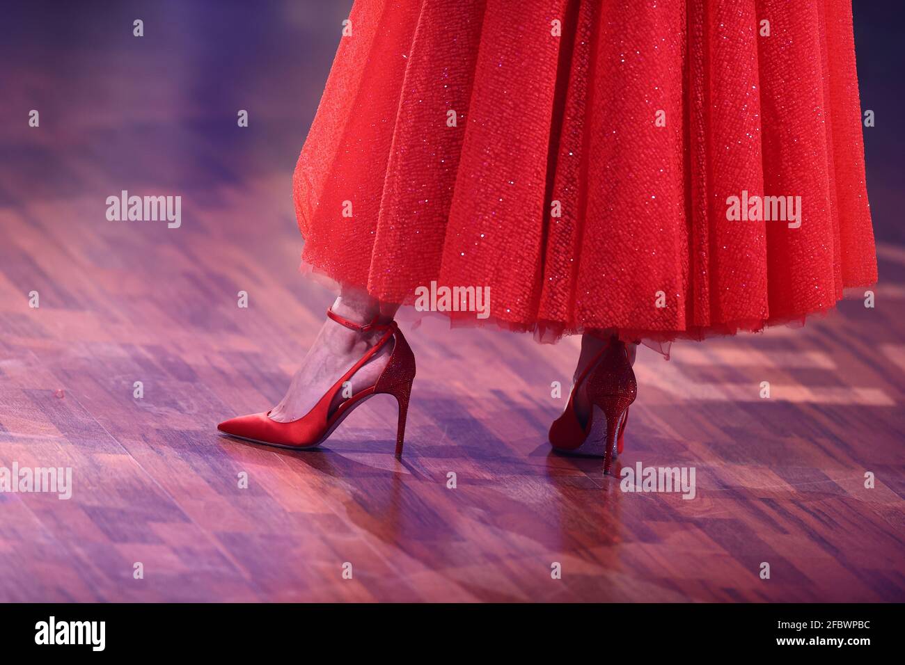 Köln, Deutschland. April 2021. Victoria Swarovski, Moderatorin, am Rande  von RTL's siebter Lets Dance-Show. Quelle: Rolf Vennenbernd/dpa/Alamy Live  News Stockfotografie - Alamy