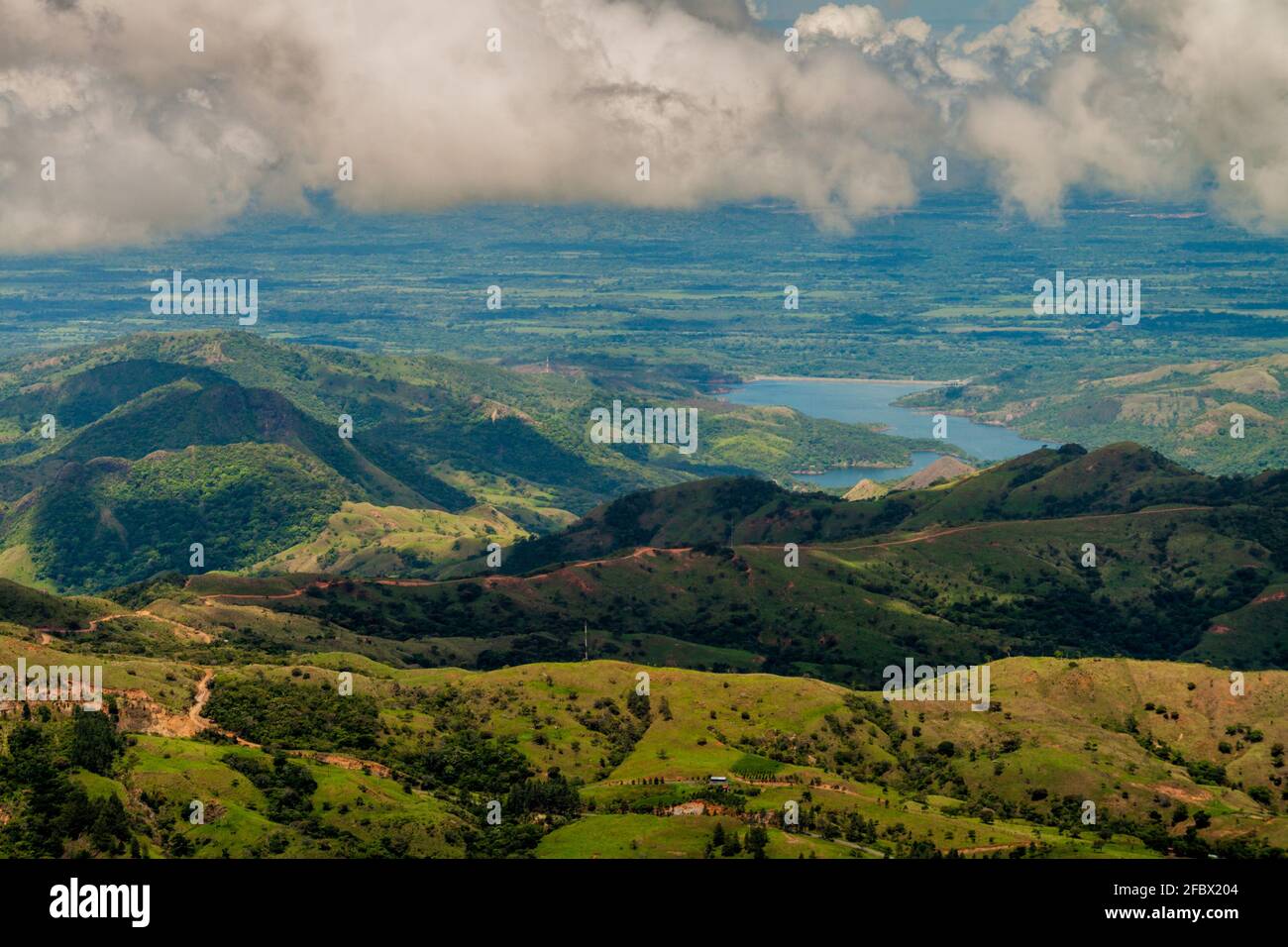 Landschaft der Berge von Panama, in Reserva Forestal de Fortuna. Der Stausee von Quebrada Barrigon ist sichtbar. Stockfoto