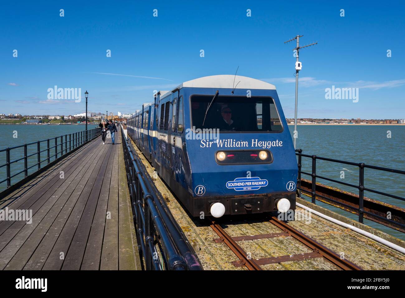 Southend Pier Railway Train am Southend Pier, Southend on Sea, Essex, Großbritannien, mit Holzsteg. Menschen gehen. Flussmündung Der Themse Stockfoto