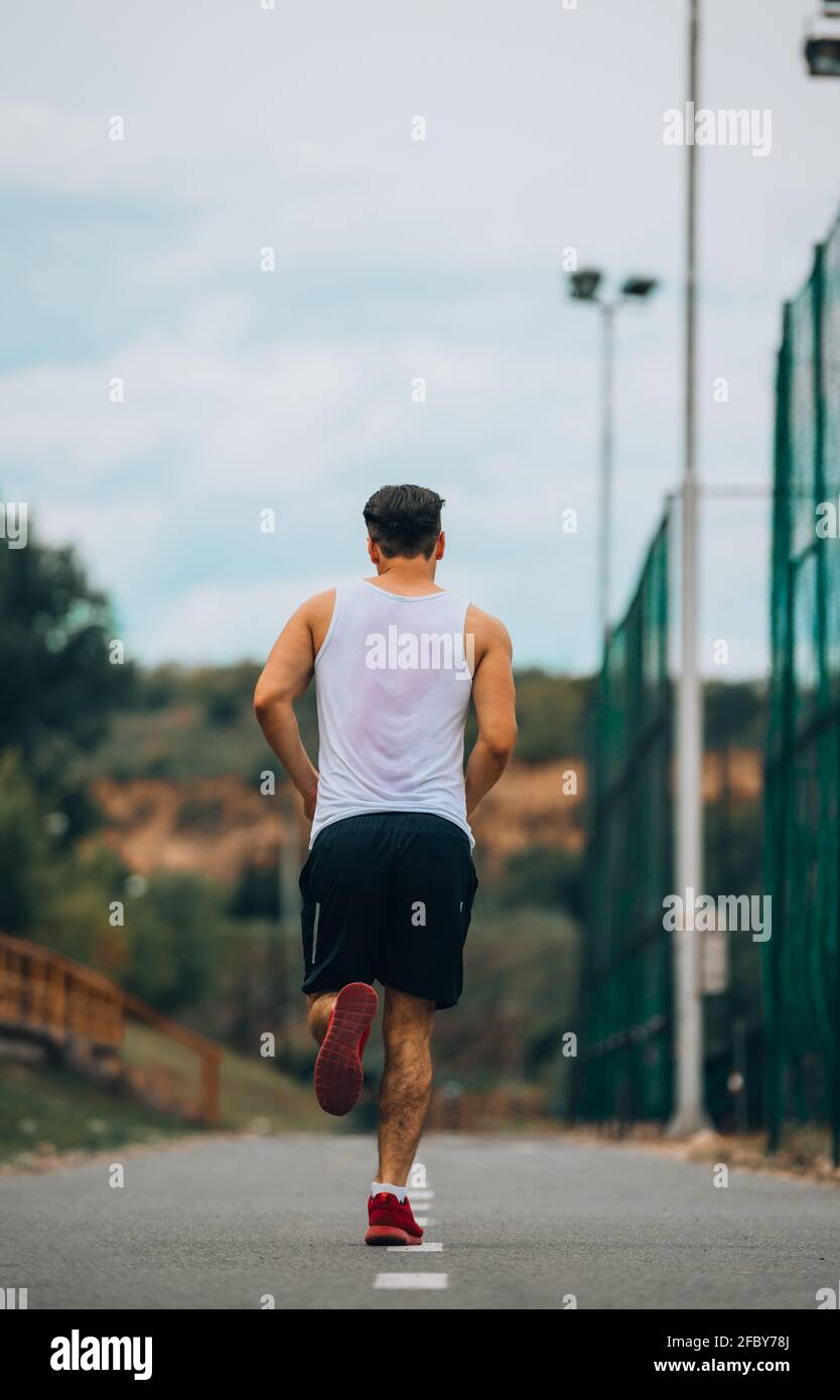 Sportlicher Mann, der schnell läuft. Sport, Leichtathletik, Fitness,  Jogging-Aktivitäten Stockfotografie - Alamy